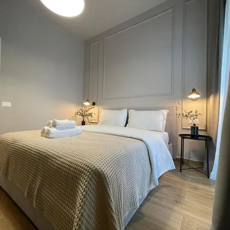 Square 21 Тирана