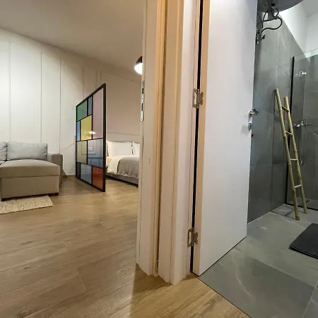 Square 21 Тирана